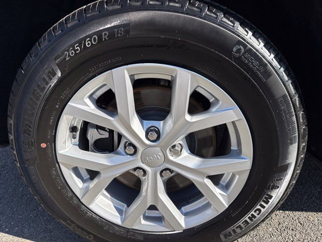 Used 2023 Jeep Grand Cherokee L Limited AWD/4WD image 9