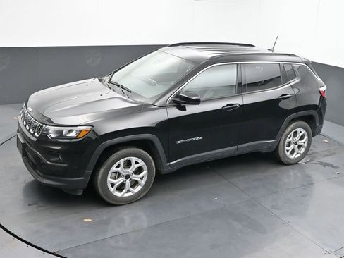 Used 2025 Jeep Compass Latitude image 16