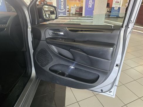 Used 2017 Dodge Grand Caravan SE FWD image 13