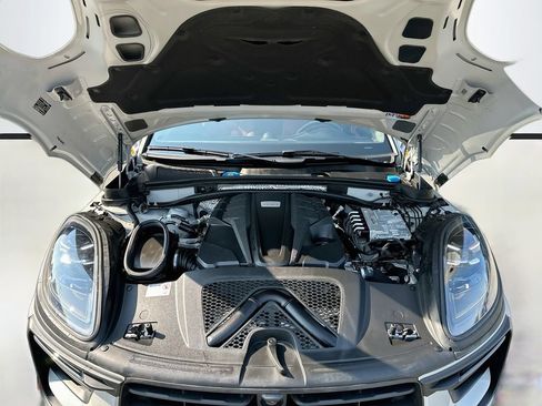 Certified 2024 Porsche Macan S AWD/4WD image 32
