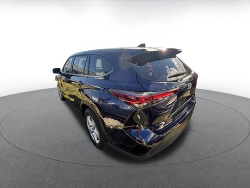 Used 2025 Toyota Highlander LE image 5