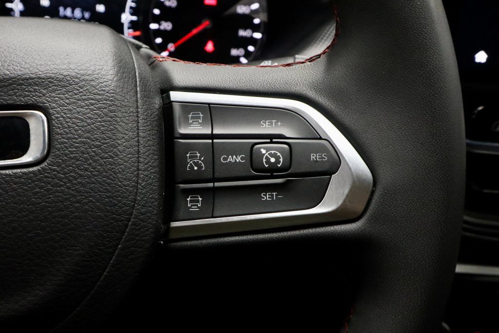 Used 2025 Jeep Compass Trailhawk AWD/4WD image 28