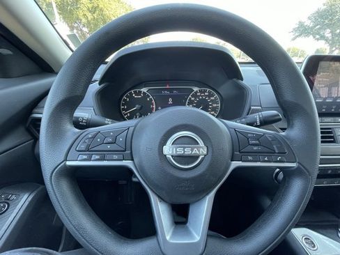 Used 2025 Nissan Altima 2.5 SV image 12