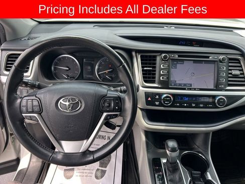 Used 2019 Toyota Highlander XLE FWD image 6