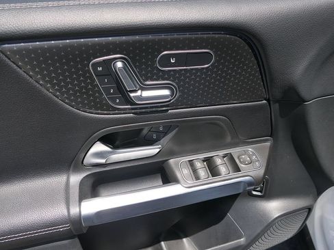 Used 2025 Mercedes-Benz GLB 250 4MATIC image 14