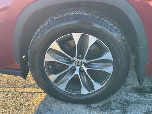 Used 2020 Toyota Highlander XLE image 10