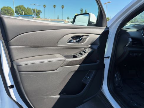 Used 2023 Chevrolet Traverse LT image 25