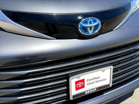 Used 2025 Toyota Sienna Limited image 29