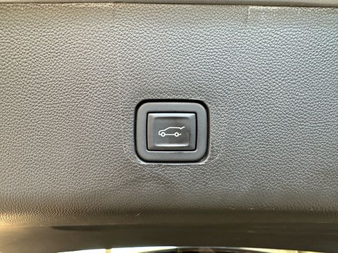 Used 2023 Chevrolet Traverse LT image 26