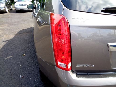Used 2011 Cadillac SRX Luxury image 22