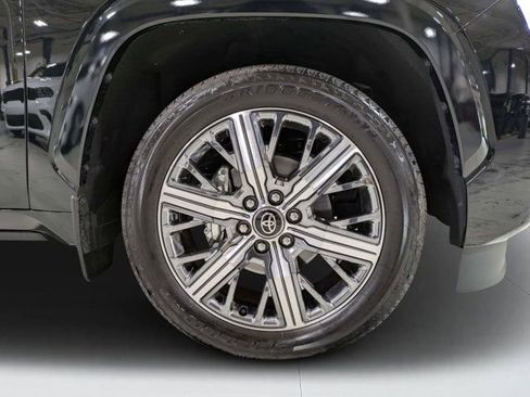 Used 2025 Toyota Sequoia Capstone AWD/4WD image 10