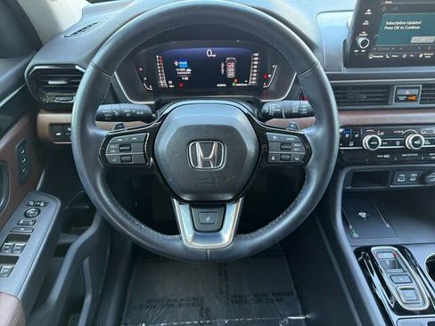 Used 2025 Honda Pilot Elite image 18