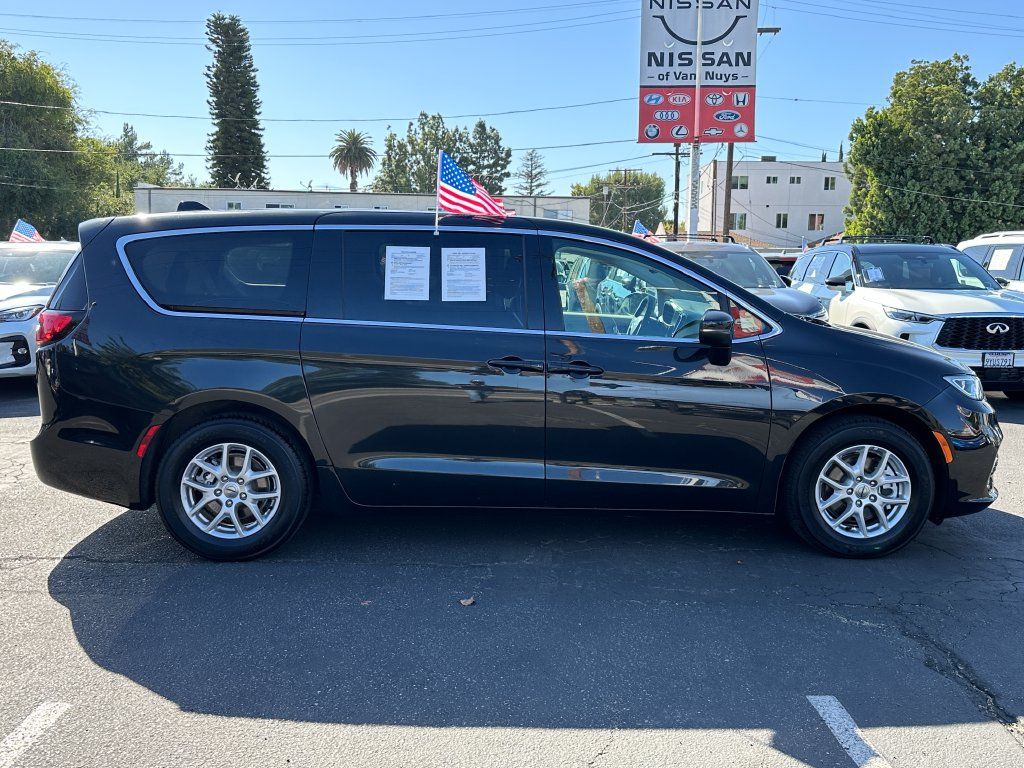 Used 2023 Chrysler Pacifica Touring-L FWD image 9