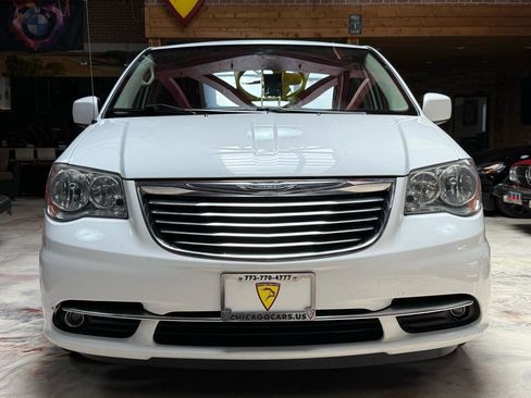 Used 2014 Chrysler Town & Country Touring FWD image 2