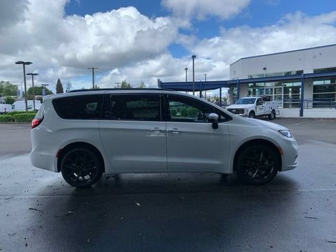 Used 2023 Chrysler Pacifica Touring-L w/ S Appearance Package AWD/4WD image 8