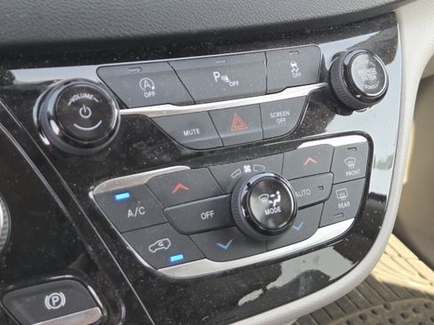 Used 2019 Chrysler Pacifica Touring-L FWD image 19