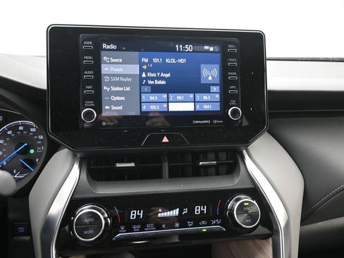 Used 2022 Toyota Venza XLE image 9