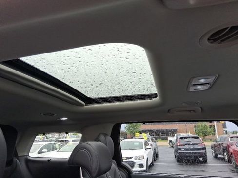 Used 2025 Kia Carnival SX FWD image 11