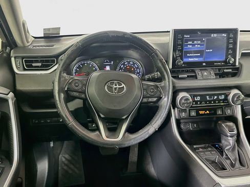 Used 2020 Toyota RAV4 XLE Premium FWD image 18