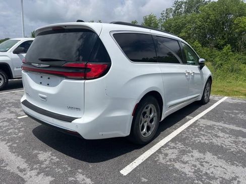 Used 2023 Chrysler Pacifica Limited FWD image 10