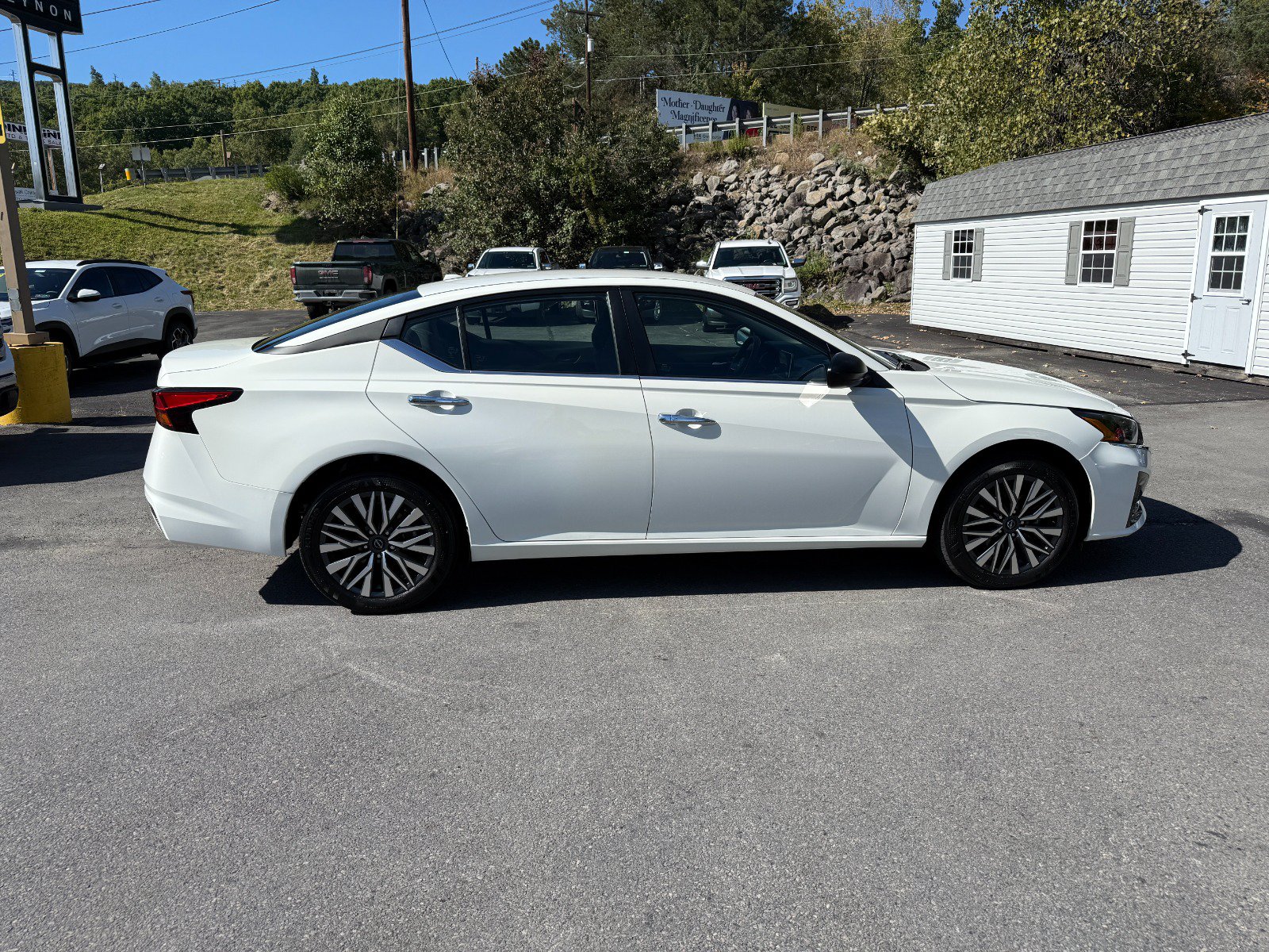 Used 2025 Nissan Altima 2.5 SV AWD/4WD image 6