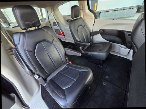 Used 2019 Chrysler Pacifica Touring-L FWD image 23