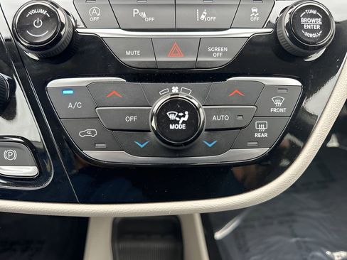 Used 2024 Chrysler Pacifica Touring-L image 21