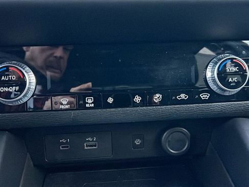 Used 2024 Mitsubishi Outlander SE image 25