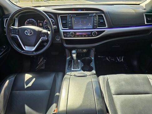 Used 2017 Toyota Highlander XLE AWD/4WD image 18