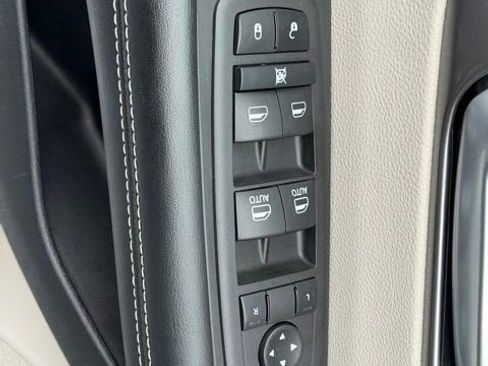 Used 2022 Chrysler Pacifica Touring-L FWD image 23