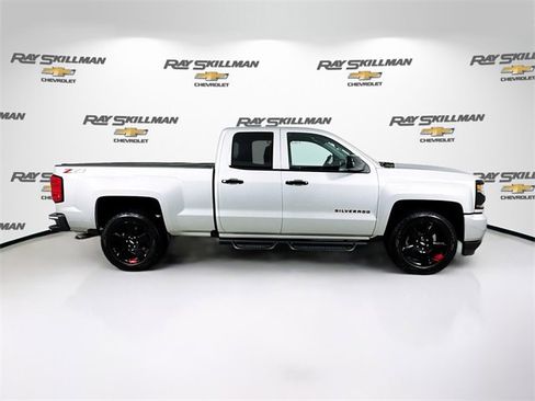 Used 2018 Chevrolet Silverado 1500 LT w/ Redline Edition image 8