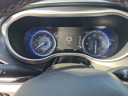 Used 2022 Chrysler Pacifica Touring-L FWD image 4