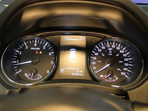 Used 2017 Nissan Rogue SV image 16