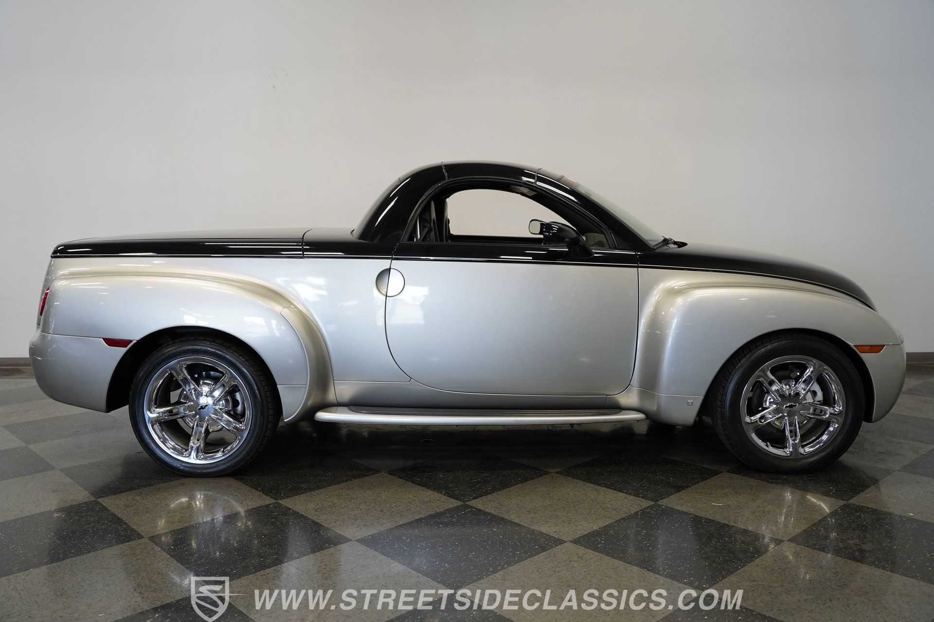 Used 2006 Chevrolet SSR w/ Preferred Equipment Group RWD image 15