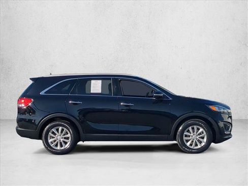 Used 2017 Kia Sorento FWD image 4