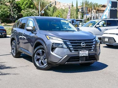 Used 2025 Nissan Rogue SV FWD image 2