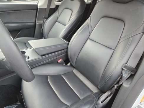 Used 2022 Tesla Model Y Long Range image 24