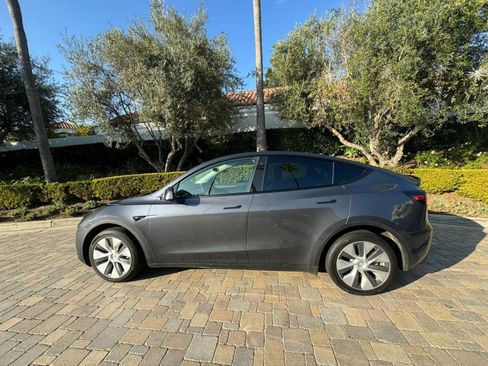 Used 2024 Tesla Model Y Long Range AWD/4WD image 8