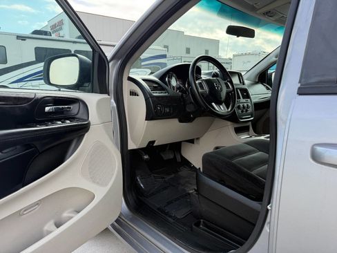Used 2016 Dodge Grand Caravan SXT w/ Rear Park Assist Package image 14