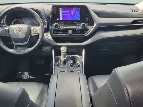 Used 2023 Toyota Highlander XLE FWD image 11