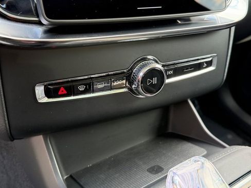 New 2025 Volvo XC90 B6 Core w/ Climate Package image 22