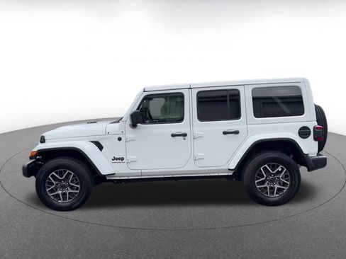 Used 2025 Jeep Wrangler Sahara image 8