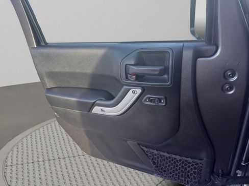 Used 2017 Jeep Wrangler Unlimited Rubicon w/ Cold Weather Group image 13