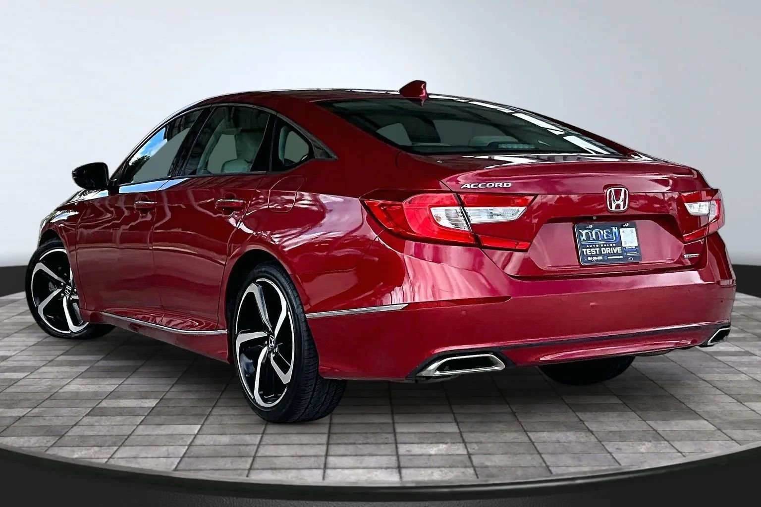 Used 2018 Honda Accord Touring image 4