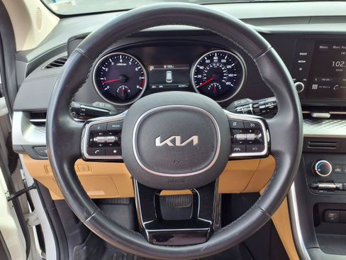 Used 2024 Kia Carnival LX FWD image 11