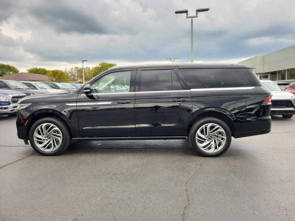 Certified 2025 Lincoln Navigator L Reserve AWD/4WD image 7