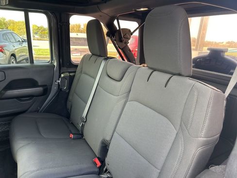 Used 2018 Jeep Wrangler Unlimited Sahara image 38