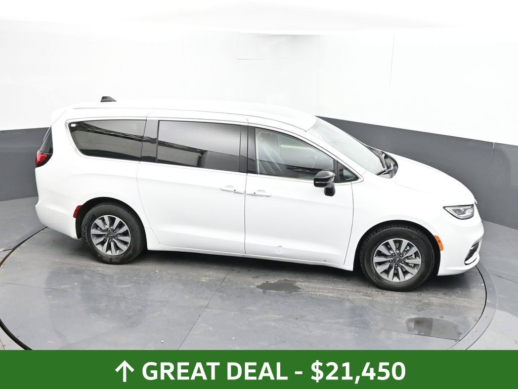 Used 2024 Chrysler Pacifica Limited FWD image 17