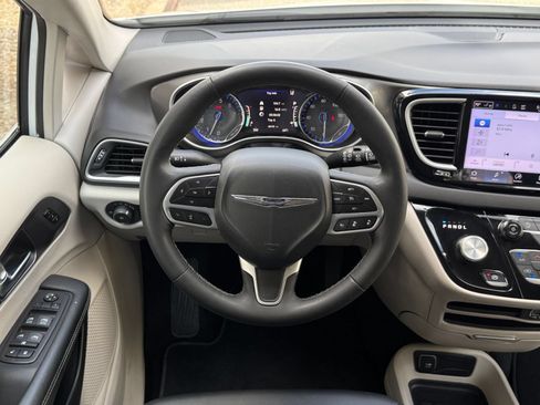 Used 2024 Chrysler Pacifica Touring-L FWD image 30