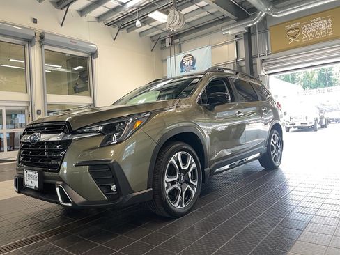 Used 2025 Subaru Ascent Touring AWD/4WD image 3